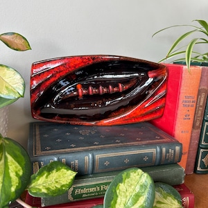 Mid-Century Modern Red Drip Glaze Evangeline Pottery Keramik Askfat, Kanadensisk Keramik, Röd och Svart Fat - CA02