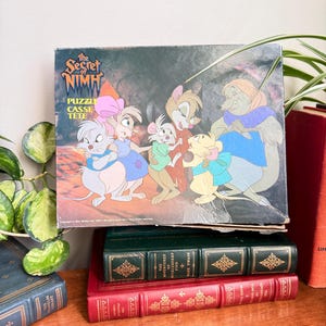 Puede incluir: Un letrero de madera rústica con el texto "Welcome to our home" en letras blancas. El letrero presenta un acabado envejecido y un diseño simple y acogedor, perfecto para la decoración de la puerta principal.