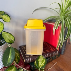 Vintage tupperware driedelige augurkhouder, gele plastic opslagcontainer met zeef en deksel voor olijven, groenten 1330-2