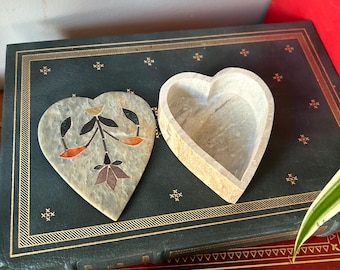 90s Vintage Mother-of-Pearl Inlay Soapstone Heart Shaped Trinket Box Nacre Jewellery Box Vanity Display Hand Carved Lidded Marble Box