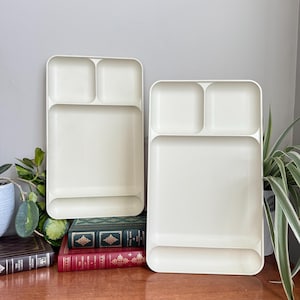 Vintage Tupperware Geteiltes Serviertablett Modell 1535 | Mandel Cafeteria Picknicktablett | Stapelbarer Kunststoff TV Speiseteller | Retro Küchenartikel