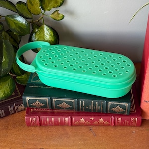 Grattugia per formaggio vintage Tupperware in giada verde e contenitore per la conservazione, n. 1373-9, capacità 2 tazze, utensili da cucina retrò da collezione degli anni &#39;80