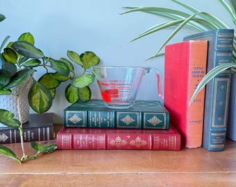 Vintage moderne pyrex maatbeker uit het midden van de eeuw – rode print, zwaar glas