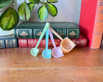 Vintage Pastel Tupperware Measuring Spoon Set: Mid-Century Kitchen - US01