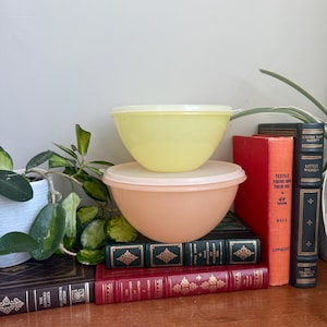 Può includere: Un set di tre tazze in ceramica con finitura opaca e macchiettata. Le tazze sono nei toni del crema, grigio chiaro e grigio scuro. Ogni tazza ha un design semplice e minimalista, perfetto per caffè o tè.
