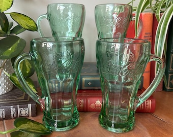 Set van twee vintage groenglazen Libbey-coca-colaglazen, grote zwaarglazen frisdrankmokken met handvat, cola-drinkgerei met reliëf