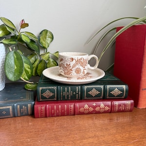 Puede incluir: Un juego de tres tazas de cerámica con un acabado mate moteado. Cada taza presenta un color diferente: azul claro, crema y gris. Las tazas tienen un diseño simple y moderno con una forma redondeada y un asa cómoda.