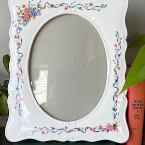 1980s / 1990s Vintage Oval-Shaped 8&quot; x 10&quot; White Porcelain Picture / Photo Frame with Scalloped Edges, Pink & Blue Floral / Flower Details