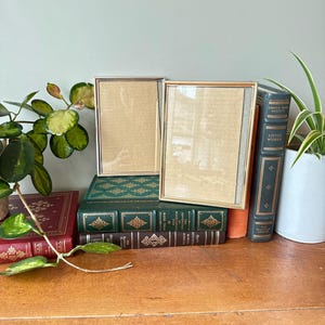 Set of Two Matching Vintage Gold Tone Metal 4&quot; x 6&quot; Picture / Photo Frames with Easel Backs and Rippled Edge Details