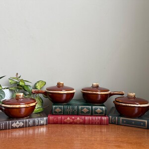 Set di 4 ciotole raccogligocce vintage Hull Pottery marroni con coperchi / Teglie da forno in gres anni '70