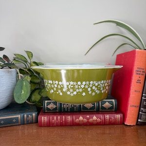 Cazuela Pyrex vintage Cenicienta, color verde flor de primavera Crazy Daisy, 2,5 cuartos de galón.
