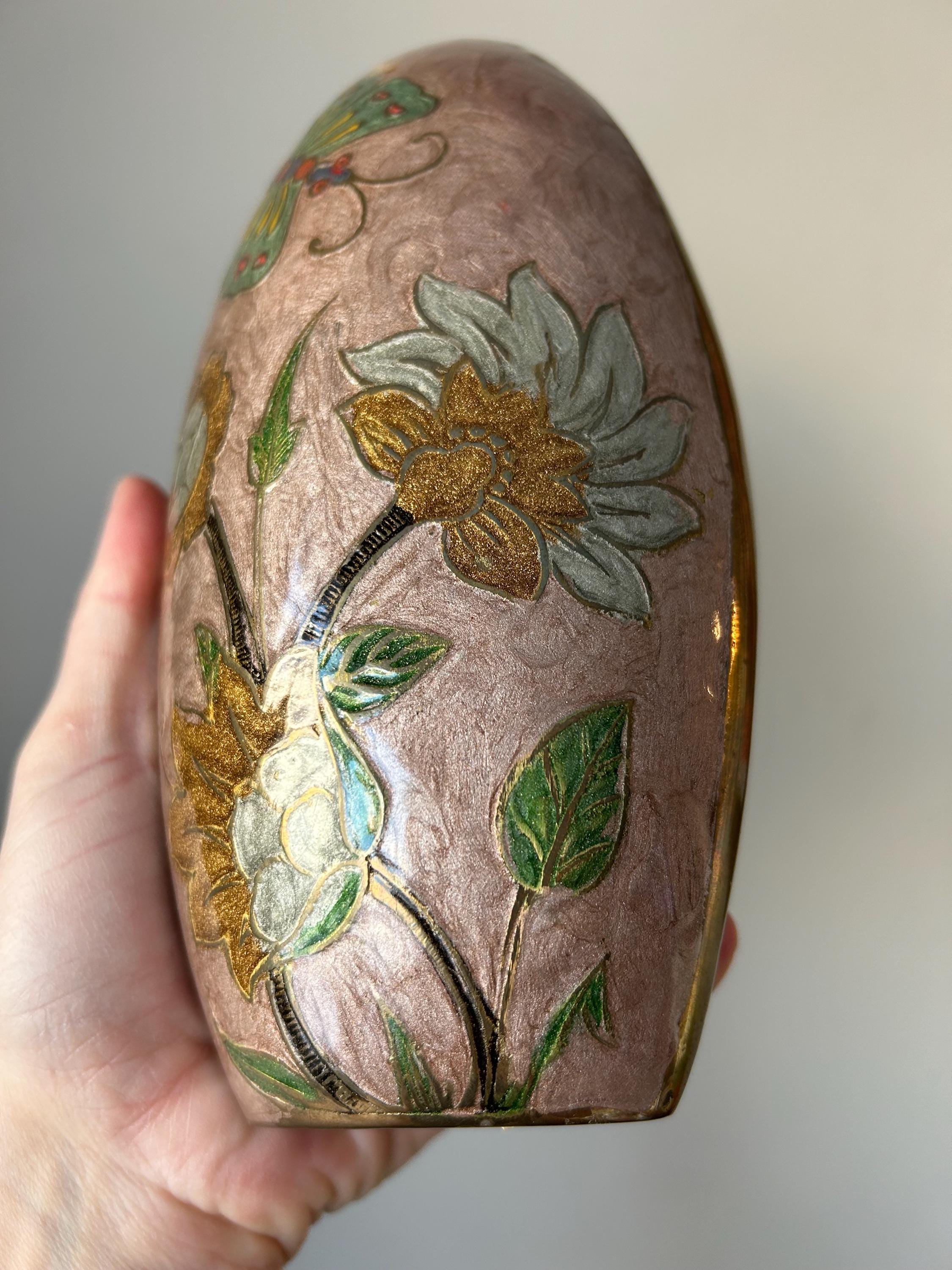 ヴィンテージ七宝焼き真鍮花瓶：ミッドセンチュリーエナメルの蝶と花の