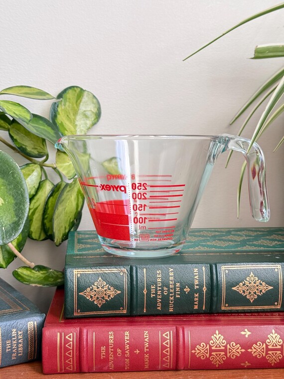 Vintage PYREX 2 Cup Glass Measuring Cup | Red Print | D-handle | Conical  Shape | 1970s Kitchenware | Tempered Glass - Etsy