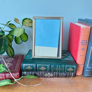 Vintage Gold-Tone Metal Victorian Style 4&quot; x 6&quot; Vintage Brass Colored Picture / Photo Frame with Ornate Corner Details