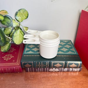 Juego de 3 vasos medidores apilables Tupperware color almendra de estilo vintage: crema, 50 ml, 125 ml y 250 ml.