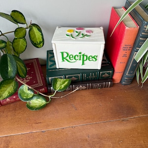 Caixa de receitas vintage de madeira sintética branca e verde de 1985 com tampa articulada, flores rosa e amarelas, pintada à mão, com divisória para cartão de receita dentro