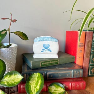 Corelle Blaue Herzen Serviettenhalter, Cottagecore Küchendekor, Country Charm Steinzeug Serviettenständer für Tabletop oder Unterhaltung