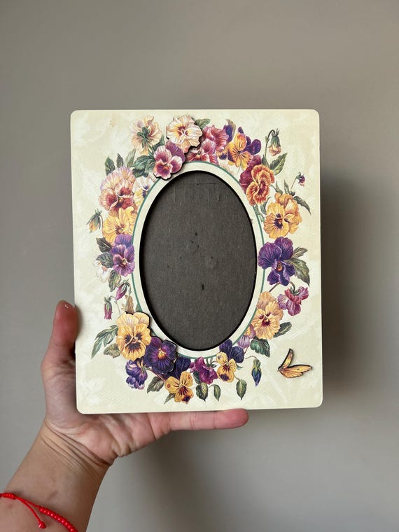Vintage Floral Photo Frame: 1990s 3D Flower Details