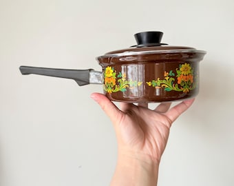 Pentola da cucina vintage anni '70 con decorazioni floreali in smalto, complemento d'arredo per cucina in stile Mid-Century Modern.