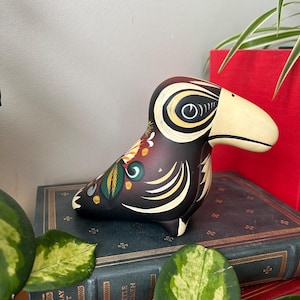 カラフルなトゥカンの陶器置物 カラフルなトゥカンの陶器置物