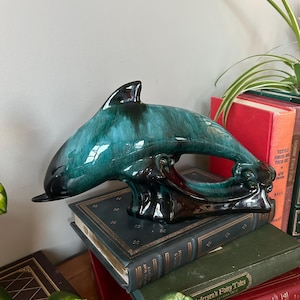 Blue Mountain Pottery Delfin på våg, Vintage BMP Keramik Delfin, MCM Mitten av århundradet Modern Blågrön Droppglasyr Delfin Keramik - CA02