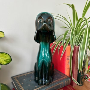Perro sentado de Blue Mountain Pottery, cachorro de cerámica BMP vintage, decoración de cerámica de cocker spaniel esmaltada en azul y verde de mediados de siglo de MCM