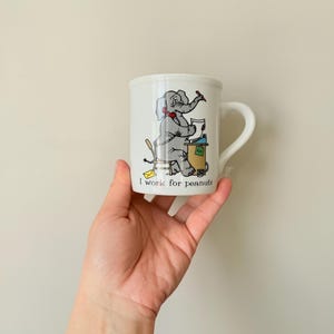 Nouveauté vintage des années 1980 / Tasse à café kitsch / Éléphant en dessin animé « Je travaille pour des cacahuètes », cadeau de collègue, fabriqué par Customcard au Japon
