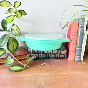 Vintage 1970s Green Jadeite Tupperware Serving Storage Bowl with Handles and Clear Lid - 786 - 6 / 230-7