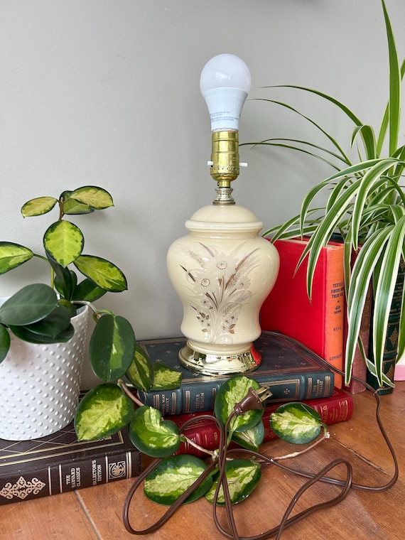 Vintage Art Deco Tischlampe, handgemaltes florales Porzellan, Messingakzente