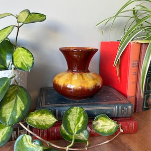 Jarrón Golden Harvest de Blue Mountain Pottery, jarrón de cerámica BMP vintage, decoración del hogar con esmalte de goteo marrón, dorado y amarillo de mediados de siglo de MCM