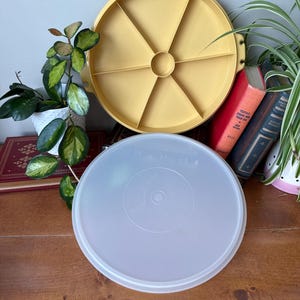 Vintage Tupperware Golden Harvest Żółta okrągła taca do serwowania / podzielona taca na przyjęcie / pojemnik na ciasto lub tartę #405 z mrożoną białą pokrywką #224