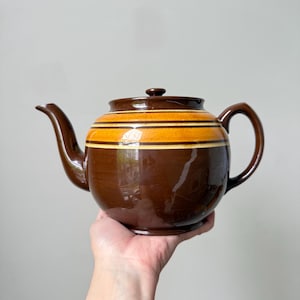 Teiera vintage Sadler "Brown Betty" in stile Mid-Century Modern con strisce gialle e smalto Rockingham.