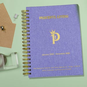 Peaceful Living Tagesplaner - Roségold, Hardcover-Planer, Jahresplaner, Spiralbindungsplaner, Wochenplaner, christlicher Glaube-Planer