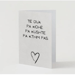 Könnte beinhalten: Eine weiße Grußkarte mit schwarzem handgeschriebenem Text und einer Herzillustration. Der Text lautet "TË DUA PA KOHË, PA KUSHTE, PA KTHIM PAS."