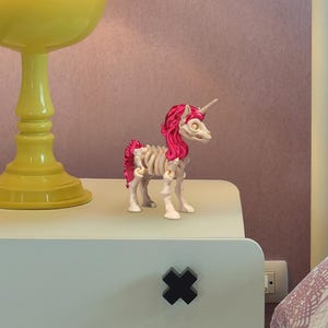 Juguete de unicornio esqueleto impreso en 3D: figura sensorial articulada para escritorio