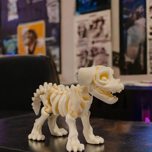 Juguete de perro con esqueleto articulado impreso en 3D: decoración sensorial para el escritorio