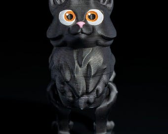 Peut inclure: Une figurine de chat noire imprimée en 3D avec des yeux orange et un nez rose. Le chat est debout sur ses quatre pattes et a une expression légèrement surprise.