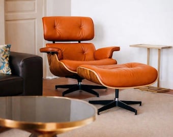 Sillón moderno de madera y cuero con otomana – Cuero marrón de primera calidad y madera de nogal.