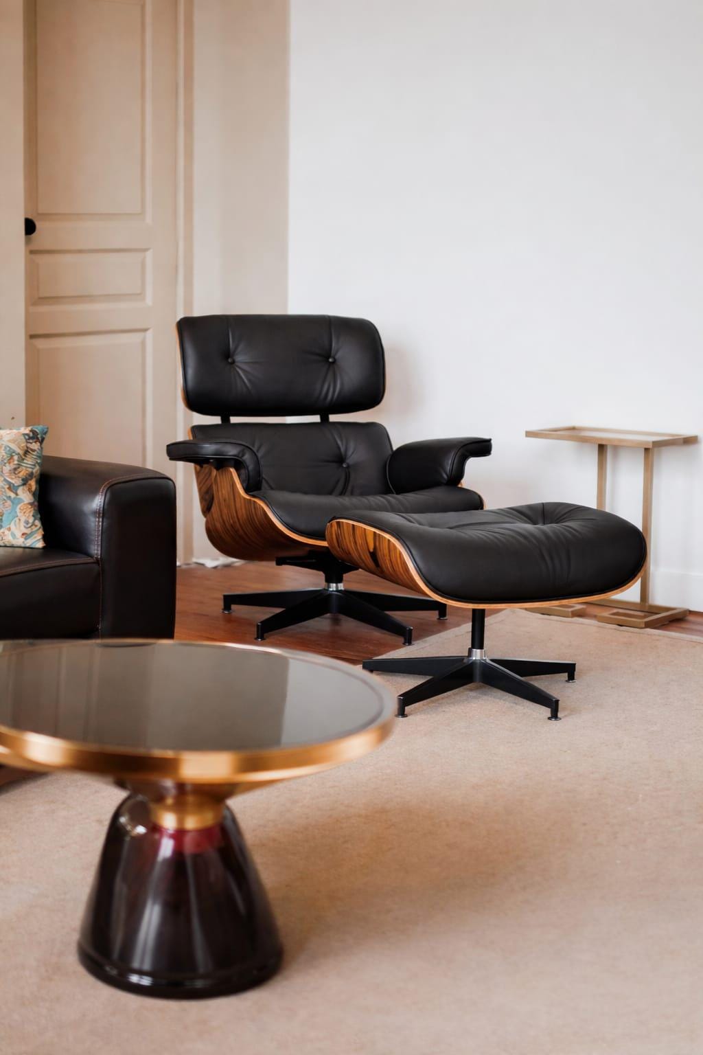 J*様 ヴィンテージ　黒革×木目調のスツール　椅子•チェア　1960s ハーマン Used leather chair and ottoman - Etsy 日本