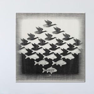 以下が含まれることがあります： 鳥の群れが魚の群れに変わる白黒のアートワーク。鳥は飛行中に描かれ、魚は反対方向に泳いでいます。アートワークは水平線で縁取られています。