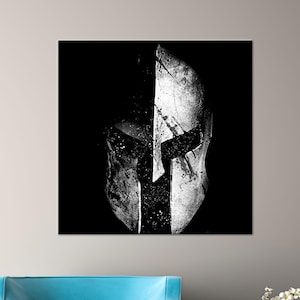 Puede incluir: Obra de arte en blanco y negro de un casco espartano, dividido verticalmente. El lado izquierdo es oscuro, el derecho claro, creando un contraste dramático. El casco tiene una apariencia texturizada y envejecida, sugiriendo un tema histórico o de batalla.