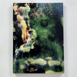 Op de afbeelding: Een schilderij van een groep mensen in een bosrijke omgeving. De mensen zijn gedeeltelijk verborgen door een groene, bladerrijke achtergrond. Het schilderij heeft een dromerige kwaliteit, met een gevoel van beweging en energie.