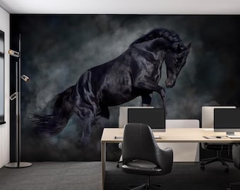 Mural de pared de caballo negro oscuro, papel tapiz de semental majestuoso, fondo brumoso dramático, arte de pared equino melancólico para oficina o sala de estar