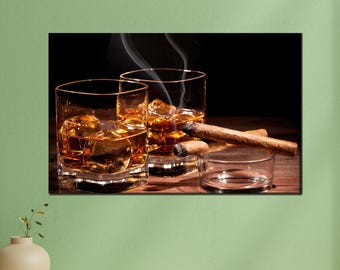 Puede incluir: Dos vasos de whisky de color ámbar con cubitos de hielo sobre una superficie de madera. Dos cigarros marrones descansan sobre la superficie, con humo saliendo de uno de ellos.