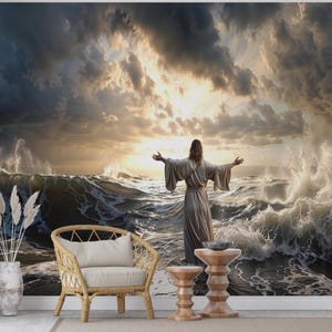 Könnte beinhalten: Ein dramatisches Wandbild, das eine Figur mit ausgestreckten Armen in stürmischer See unter einem dramatischen, stürmischen Himmel zeigt. Das Bild vermittelt ein Gefühl von Ehrfurcht und Macht, mit tosenden Wellen und dramatischer Beleuchtung. Ein Korbstuhl und Beistelltische befinden sich im Vordergrund.