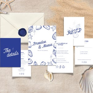 Peut inclure: Un ensemble de papeterie de mariage composé de cartes blanches et bleues avec des illustrations à l'encre bleu marine de coquillages et d'étoiles de mer. L'ensemble comprend une enveloppe avec un sceau de cire bleu, une carte Brandon & Maeva.