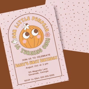Puede incluir: Una invitación rosa y blanca con una linda ilustración de calabaza. El texto dice "Our Little Pumpkin is Turning One!" e incluye los detalles de la fiesta de primer cumpleaños de Daisy.