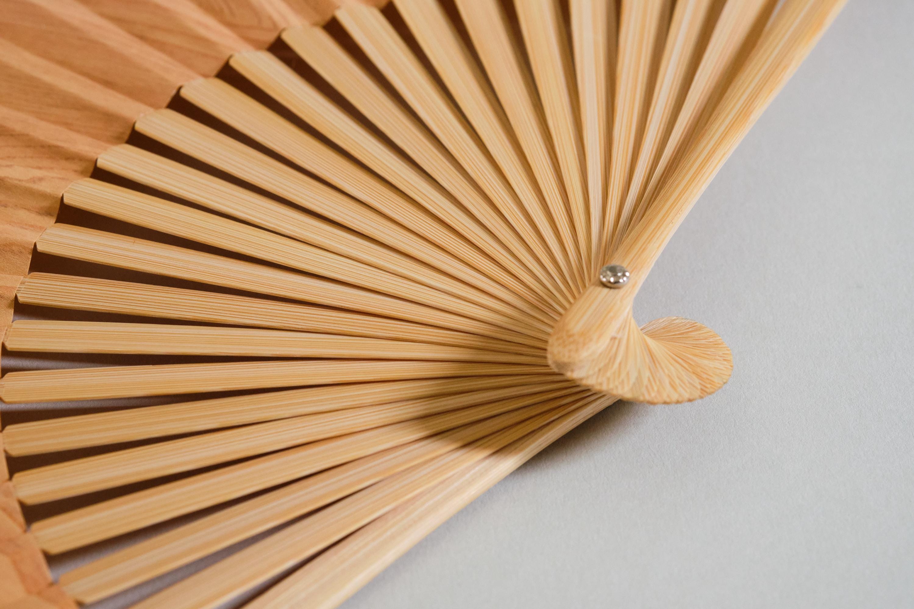 日本製木製扇子とスタンド、常若扇子、日本製手作り天然木夏の贈り物