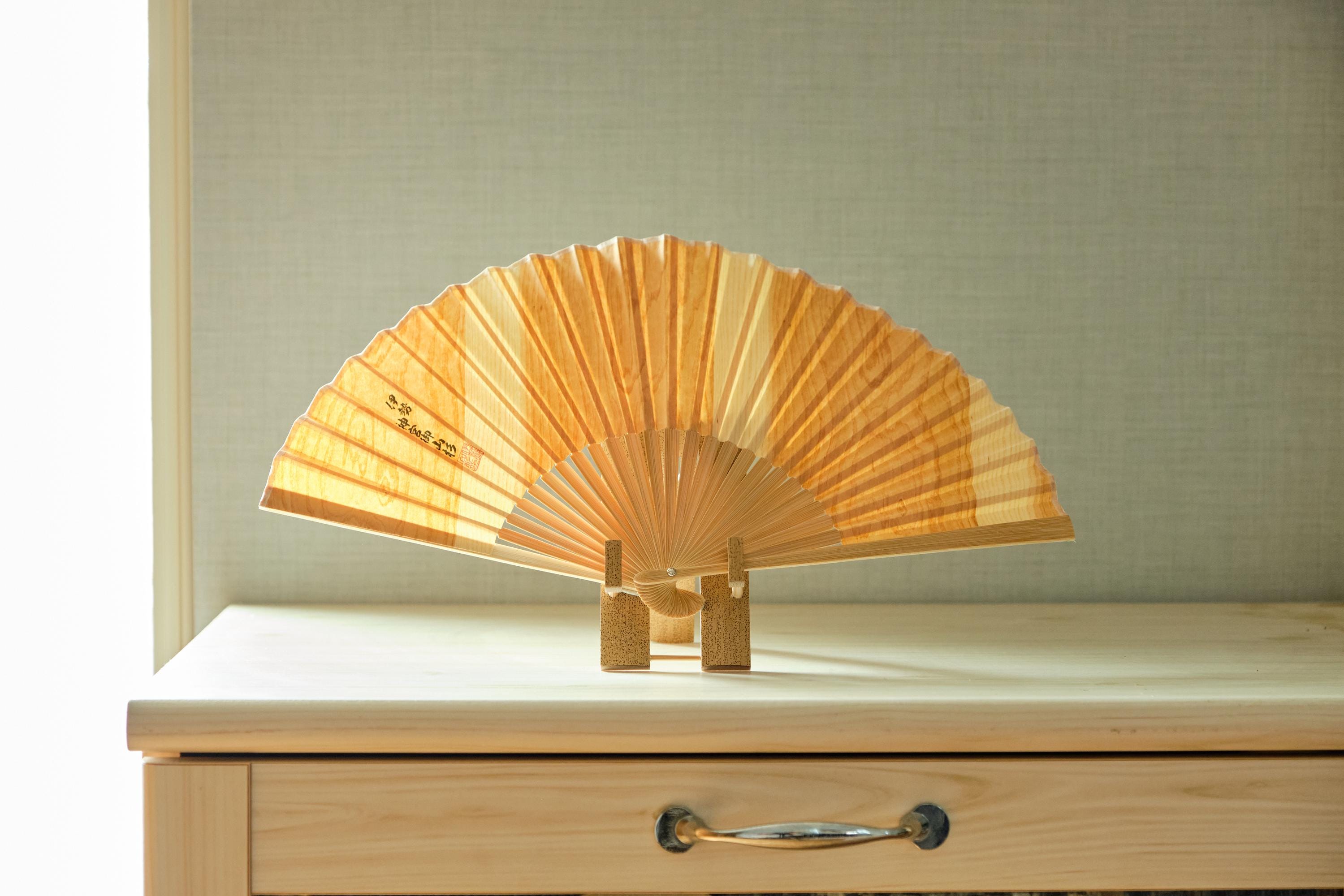 日本製木製扇子とスタンド、常若扇子、日本製手作り天然木夏の贈り物