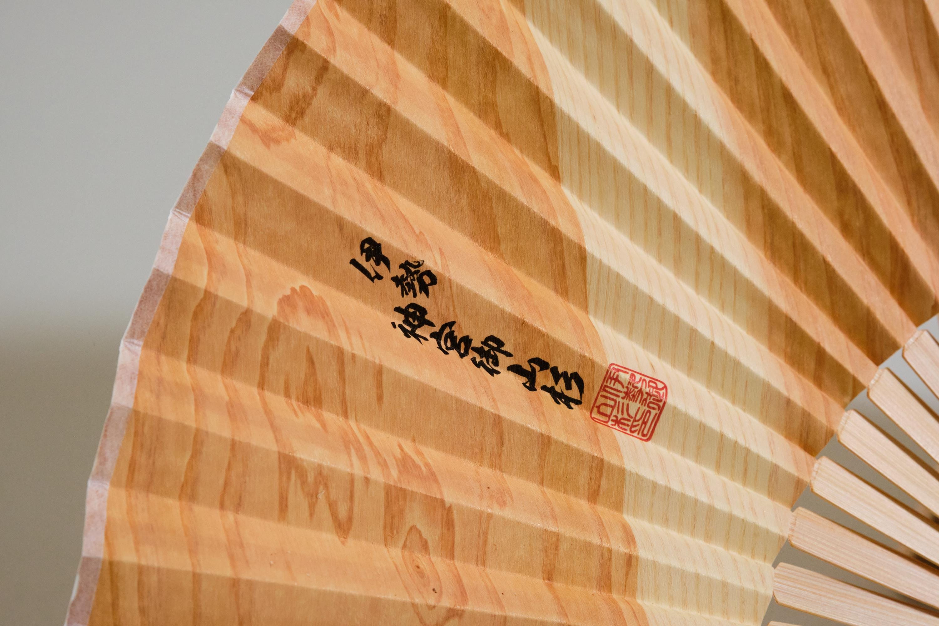 日本製木製扇子とスタンド、常若扇子、日本製手作り天然木夏の贈り物